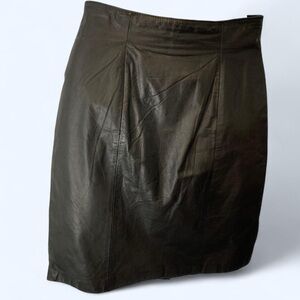 Black faux leather mini skirt with zipper closure and side slits St Malo 8